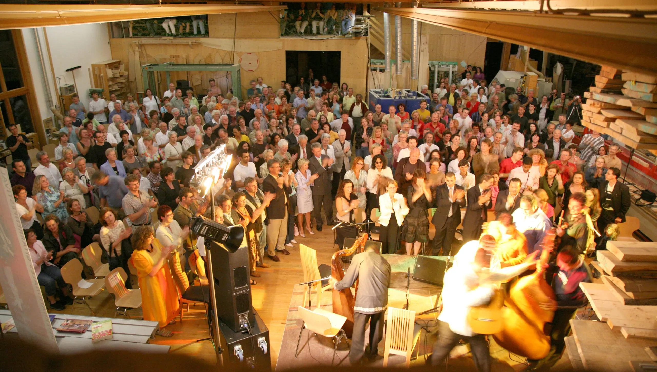 Fast zu schön zum Arbeiten: die Möbelmacher sind als Initiatoren und Gastgeber von Kunst-, Kultur- und Musikevents auch weit über die Region hinaus bekannt.