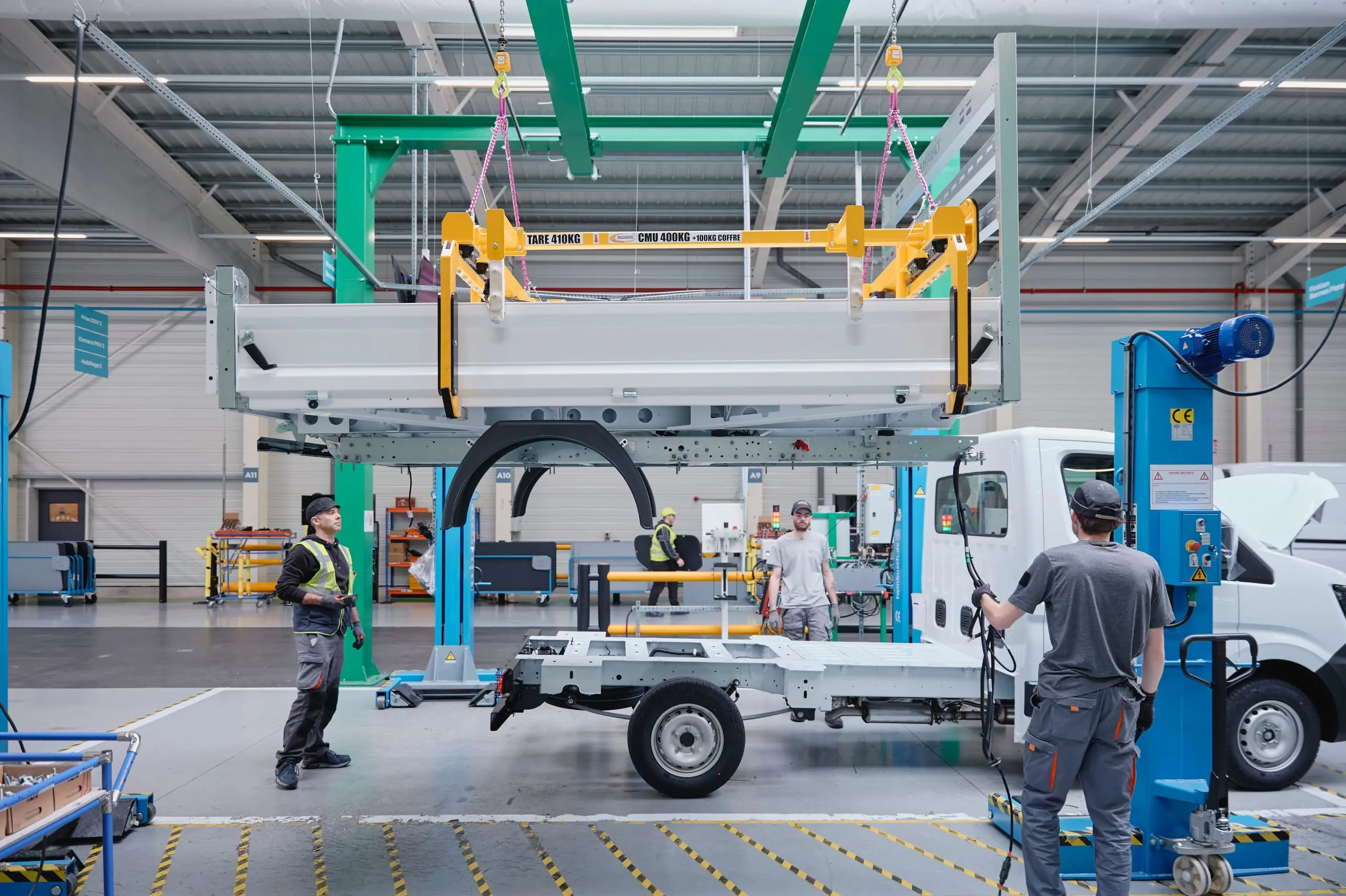 Hochzeit im Renault-Werk: Aufsetzen einer Pritsche auf ein Master-Fahrgestell.