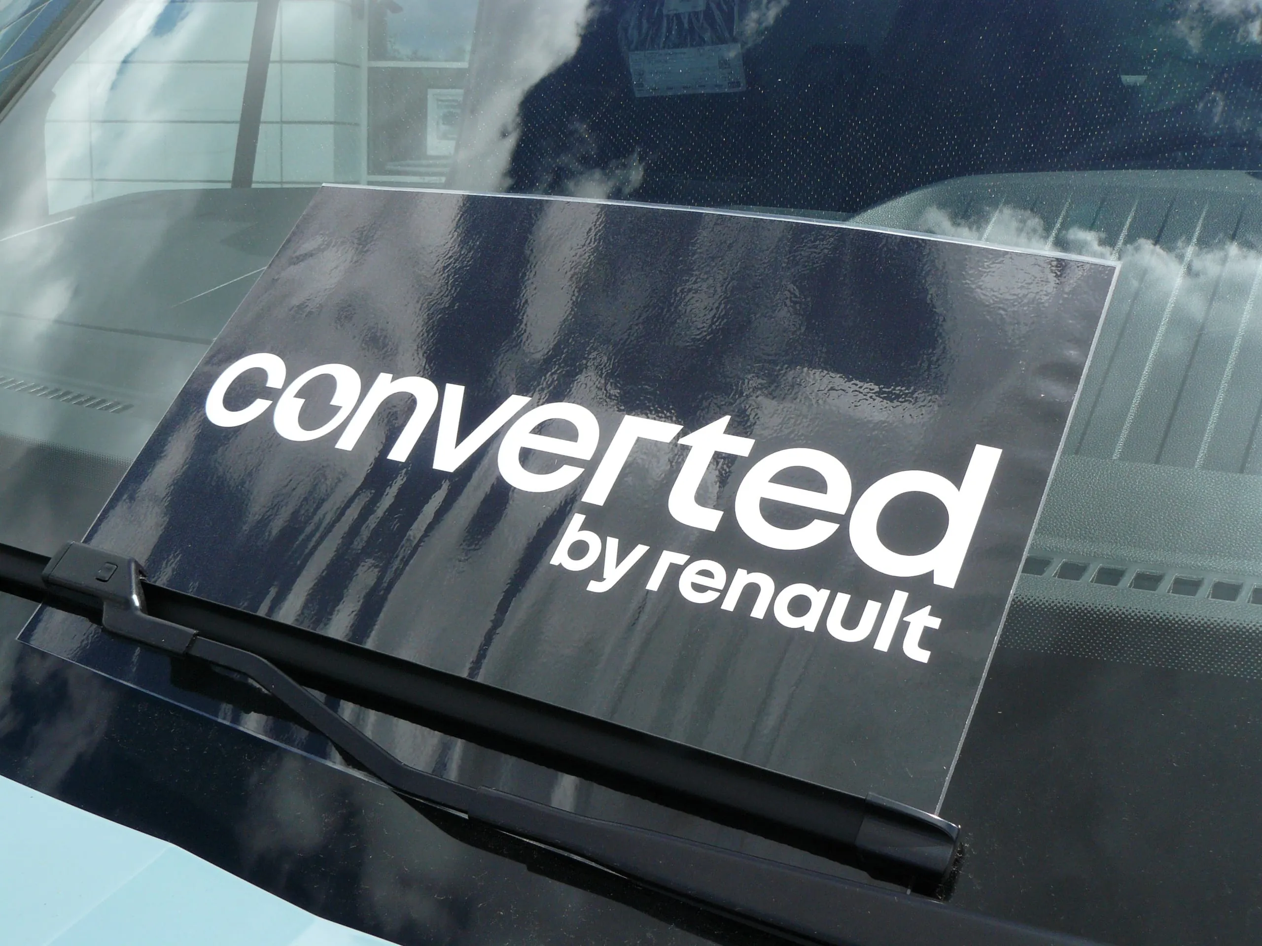Converted by Renault: Komplettfahrzeuge mit Aufbau aus einer Hand – mit einer Rechnung, Finanzierung und Garantie.