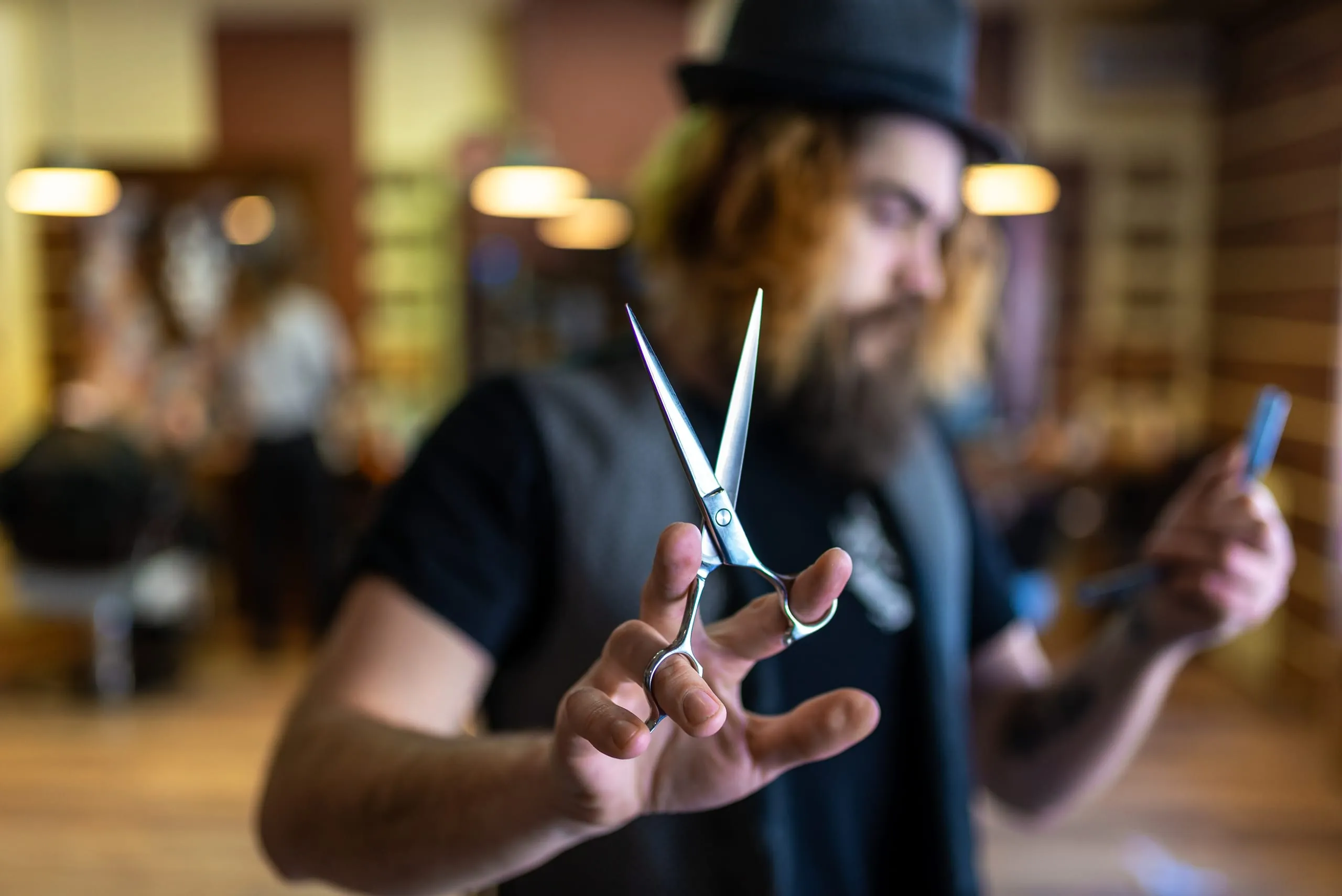 Trotz steigender Kosten und verzerrtem Wettbewerb bleibt die Nachfrage nach professionellen Friseurdienstleistungen hoch – Qualität und persönliche Beratung machen den Unterschied im Friseurhandwerk.