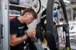 Volle Auftragsbücher, steigende Komplexität: Betriebe wie der Brody Bikeservice aus Freiburg profitieren vom boomenden Servicegeschäft im Zweiradhandwerk.