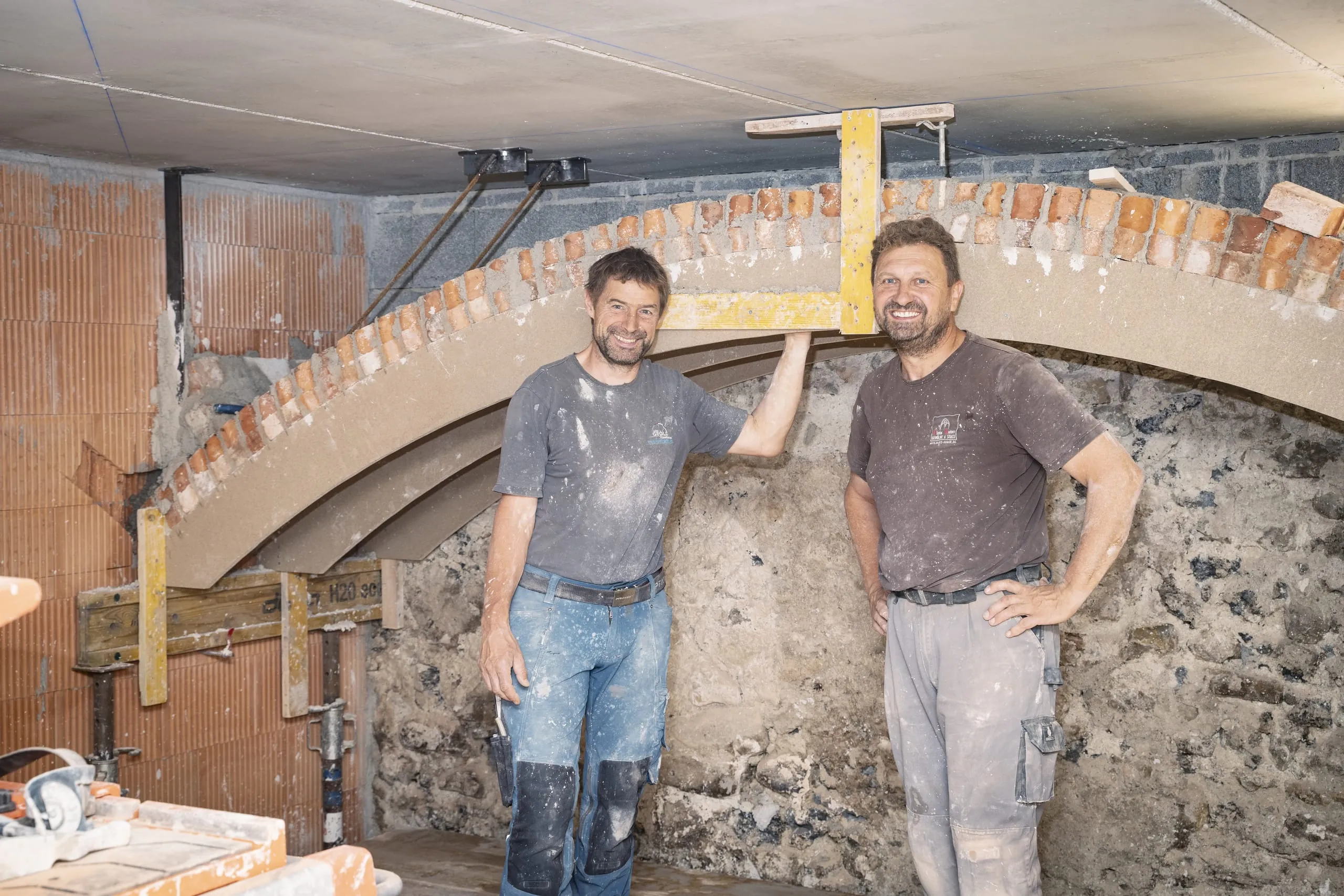 Weinkeller wie dieser gehören zu Anton Grölls (links) Kernaufträgen – vom ersten Weinkeller-Projekt in den frühen 2000er-Jahren führte der Weg direkt in die Nische.