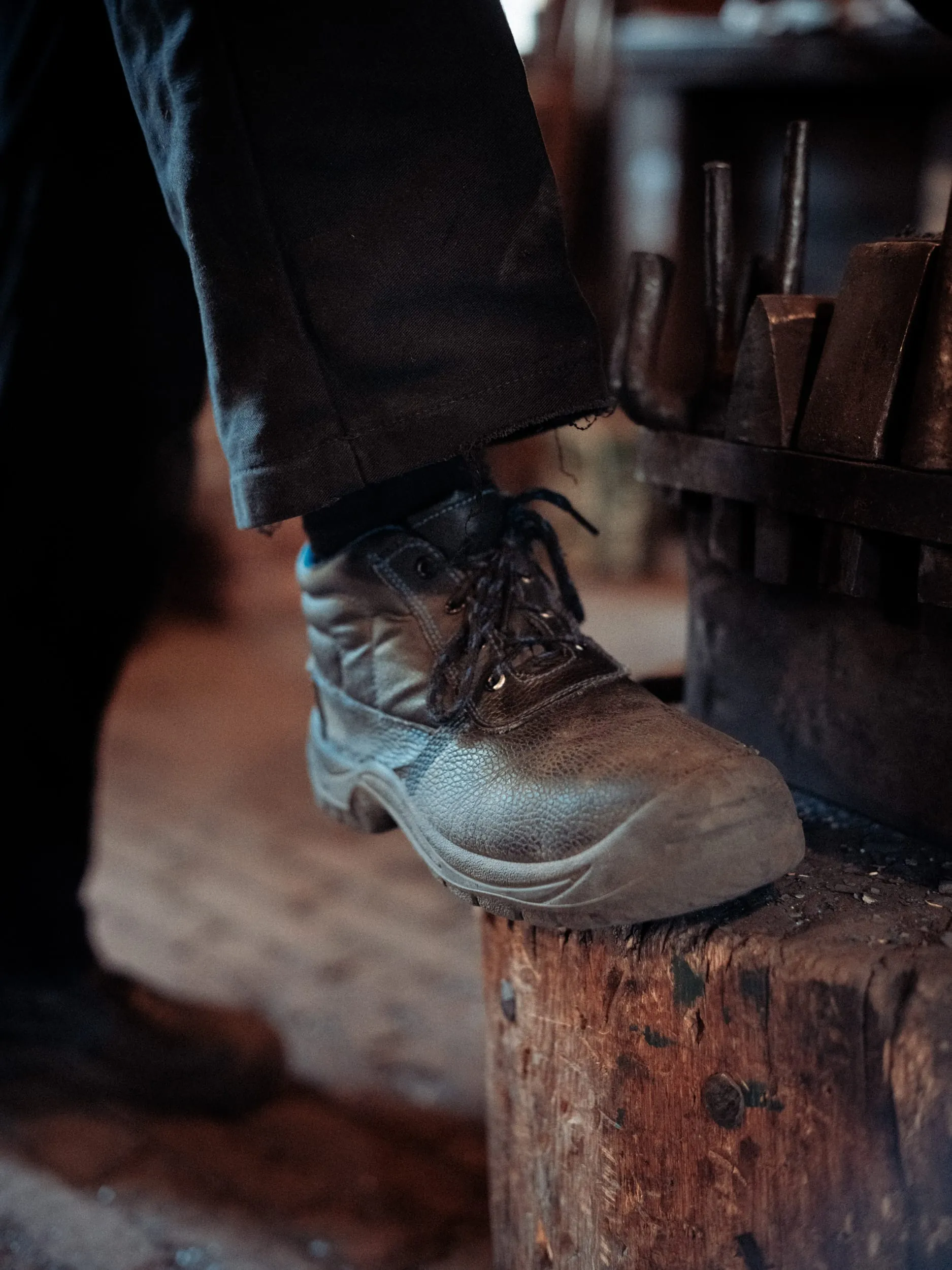 Die S3-Schuhe mit durchtrittfester Stahlsohle sind für Böck keine Frage des Stils, sondern der Vernunft – wer einmal mit Plastiksohlen auf glühendes Metall tritt, macht diesen Fehler kein zweites Mal.