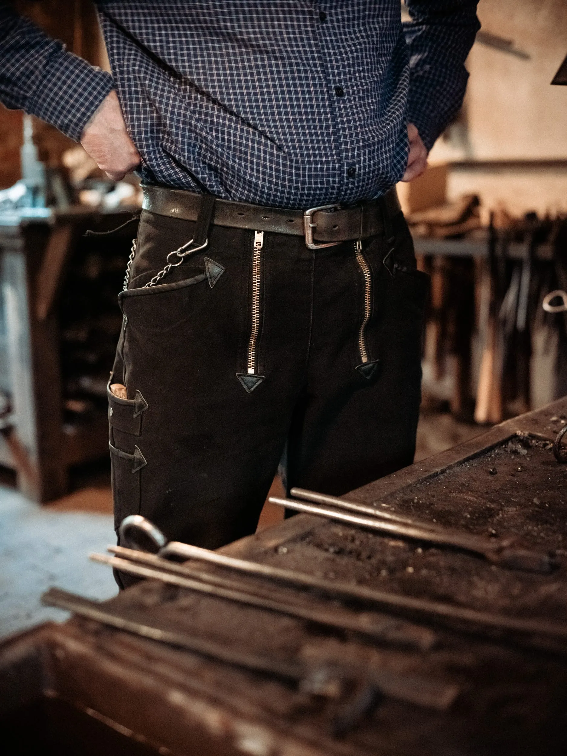 Das schwarze Modell von FHB ist aus „Englisch Leder" – einem dicht gewebten Baumwollstoff mit glatter Textur. Böck schätzt die Langlebigkeit und lässt sich die Hose auf Maß fertigen.