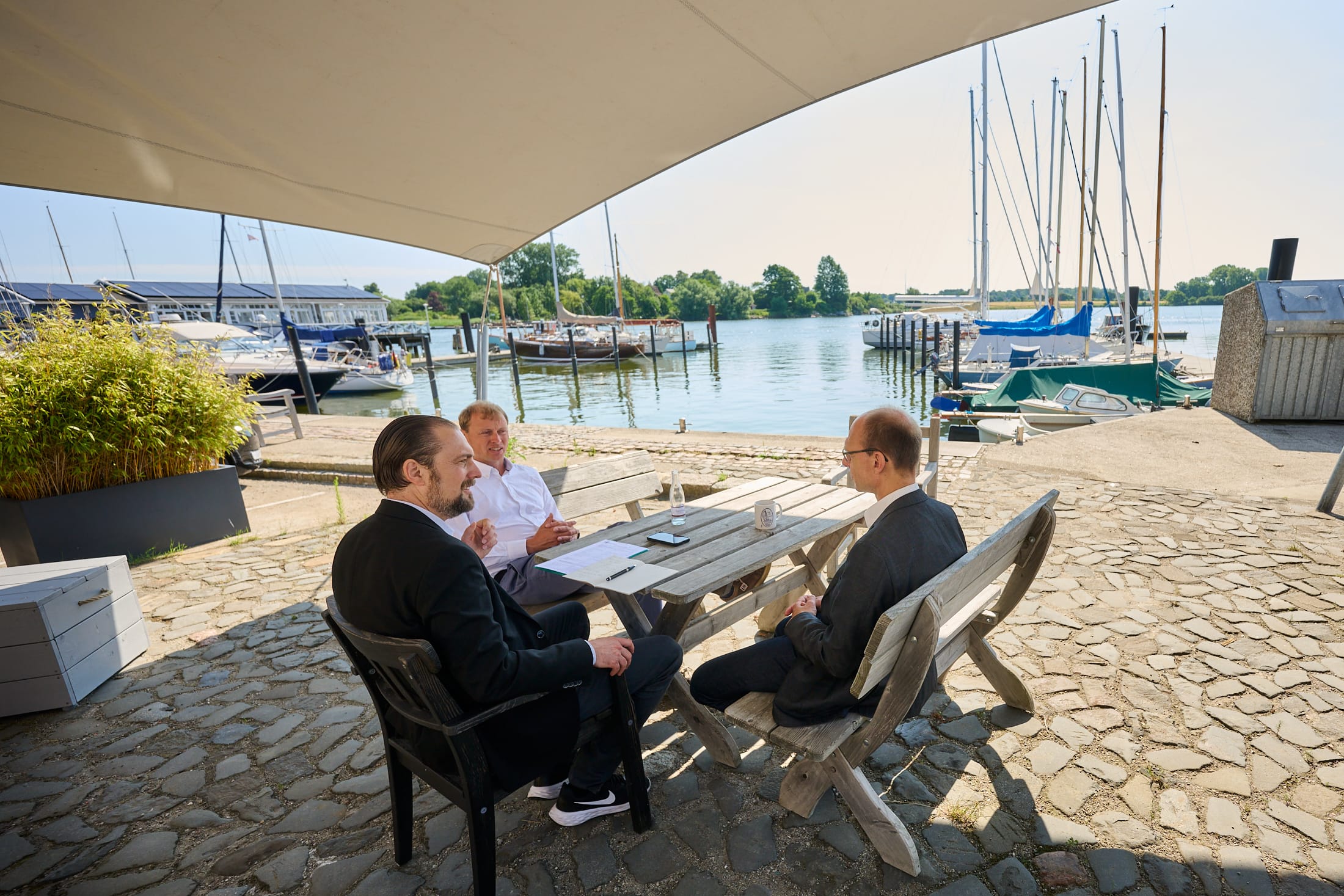 Wie beim TV-Sommerinterview: Jan Brügge und Prof. Dr.-Ing. Alexander Pfriem (rechts) im Gespräch mit Patrick Neumann (vorne).
