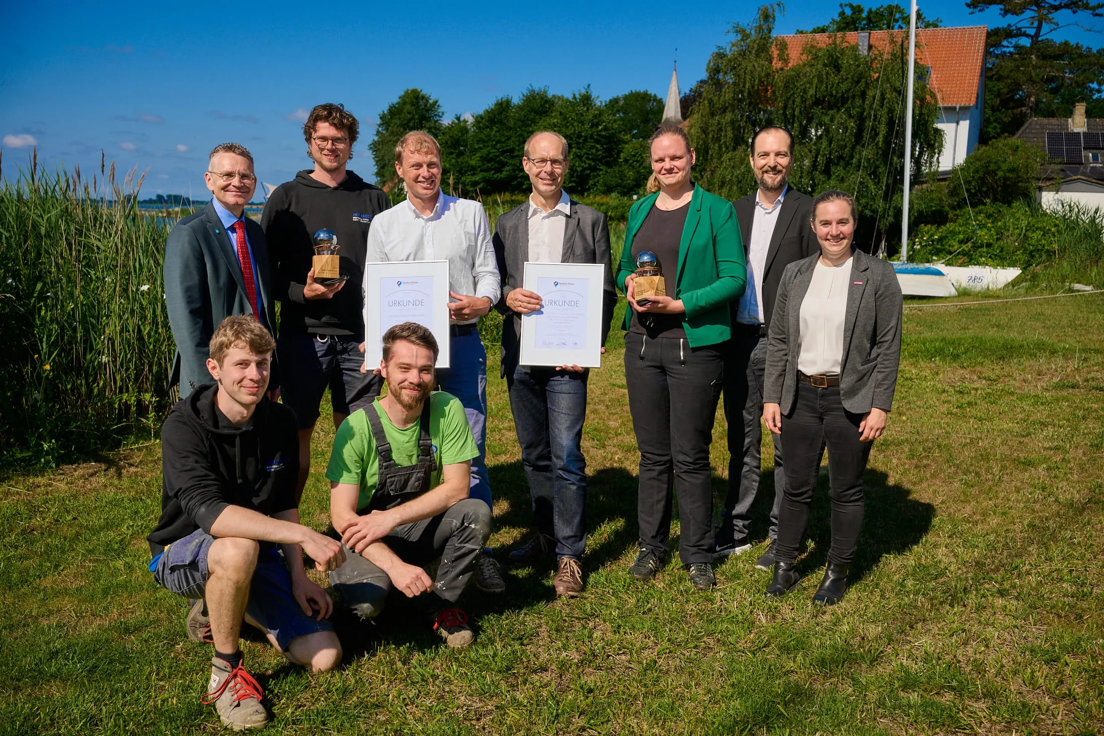 Strahlende Sieger treffen auf Urlaubsambiente: Die Seifriz-Preis-Delegation hat Urkunden und Pokale im Gepäck.
