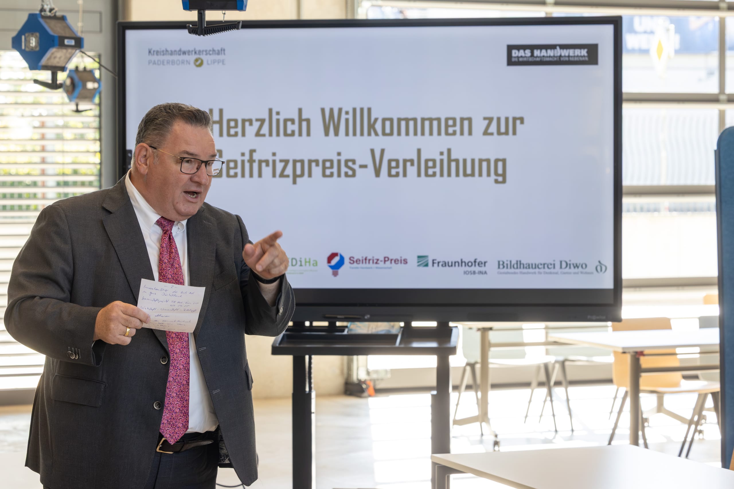 Große Freude über den Preis: Michael H. Lutter, Hauptgeschäftsführer der Kreishandwerkerschaft Paderborn-Lippe, bei seiner Begrüßung.
