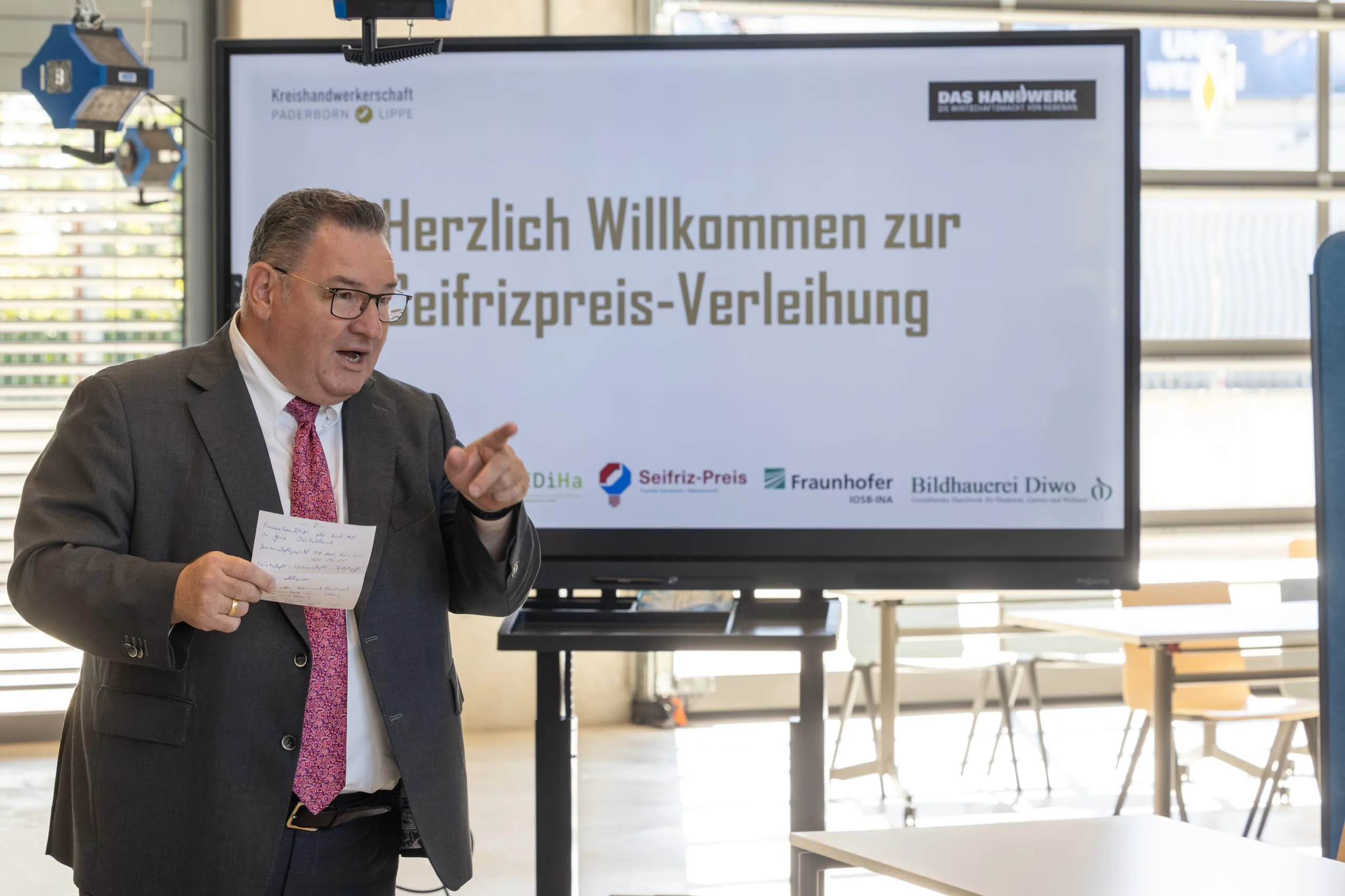 Große Freude über den Preis: Michael H. Lutter, Hauptgeschäftsführer der Kreishandwerkerschaft Paderborn-Lippe, bei seiner Begrüßung.