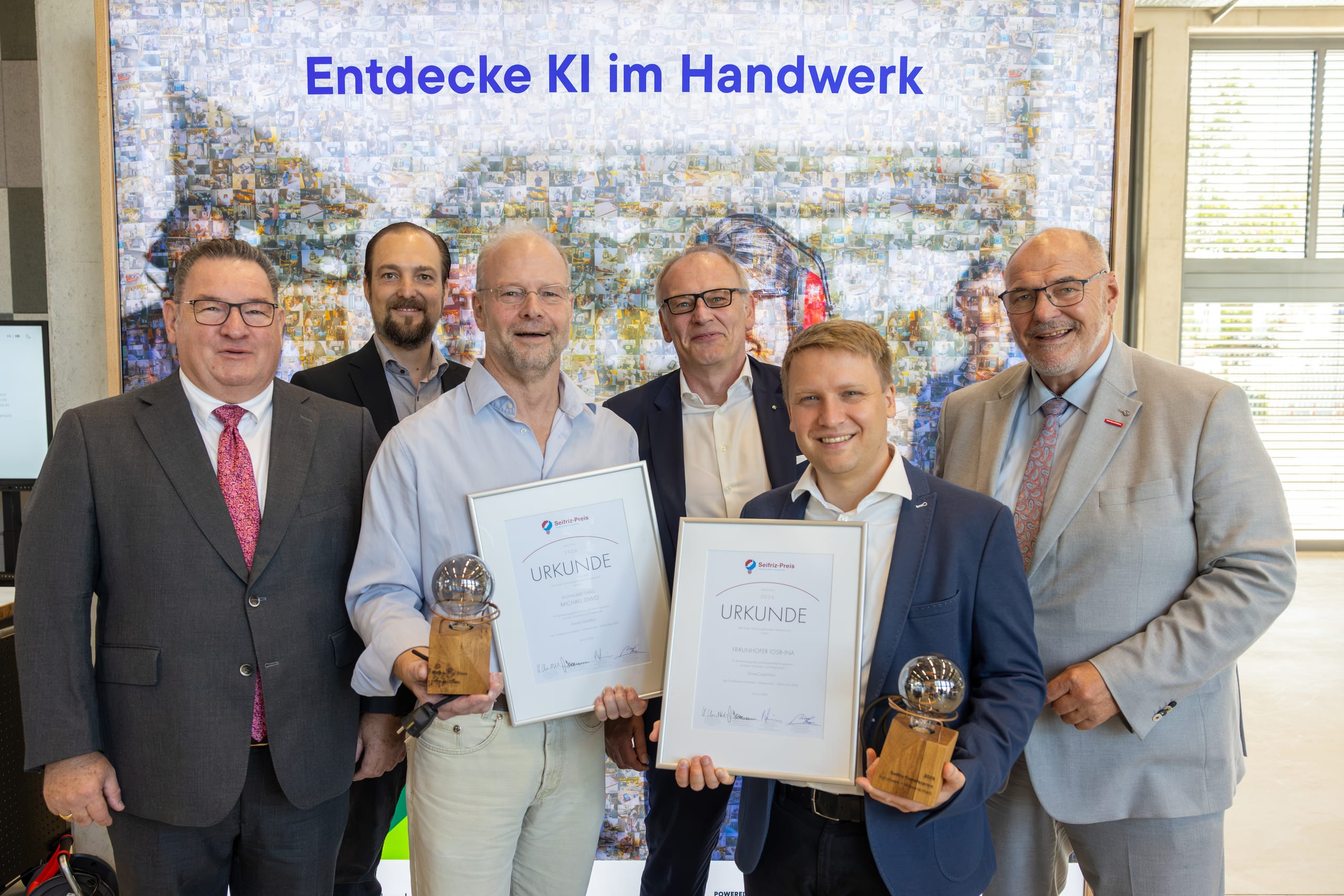 KI im Handwerk ausgezeichnet: die Seifriz-Delegation mit den Gewinnern im Lemgoer „Innova­tionSPIN“.