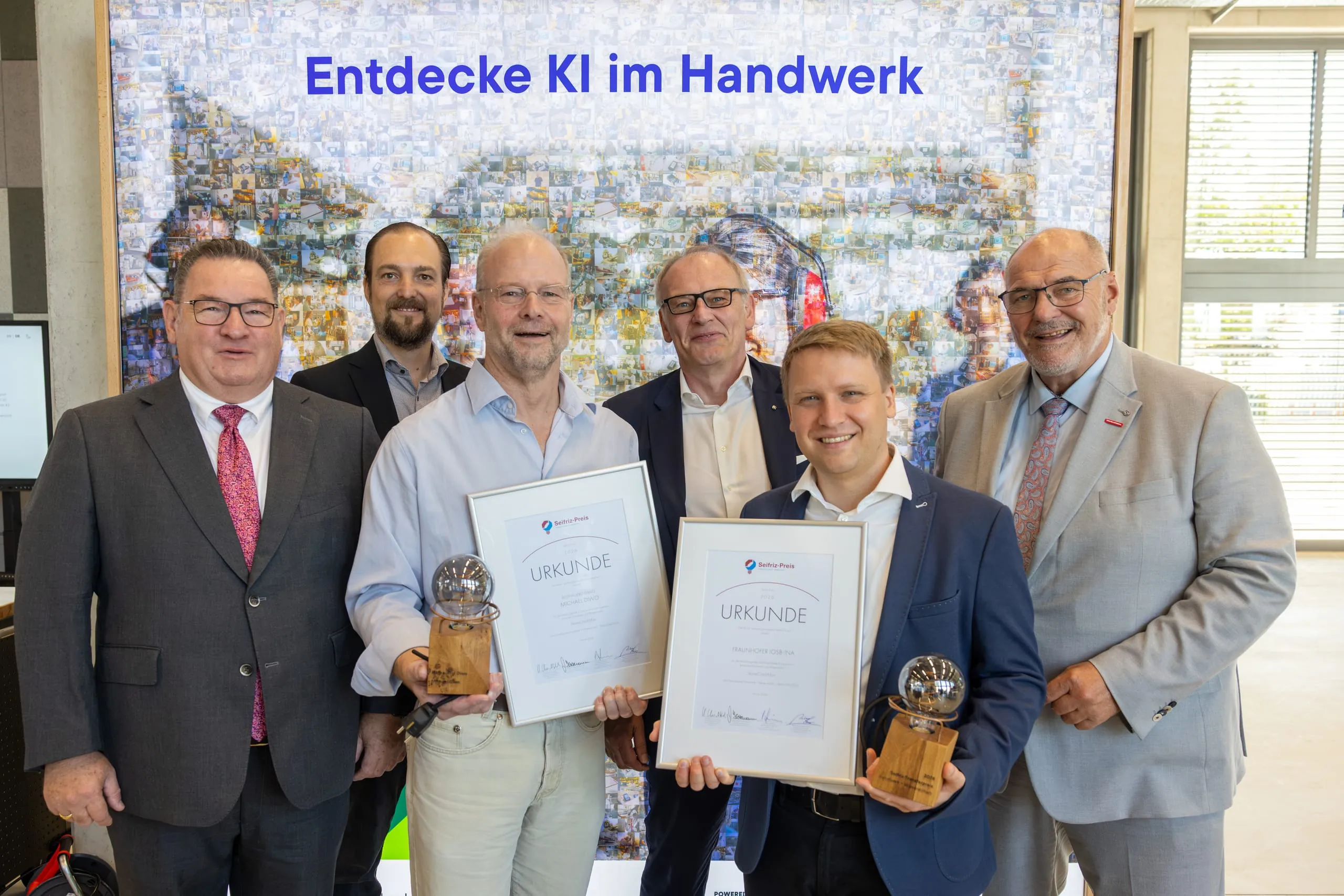 KI im Handwerk ausgezeichnet: die Seifriz-Delegation mit den Gewinnern im Lemgoer „Innova­tionSPIN“.