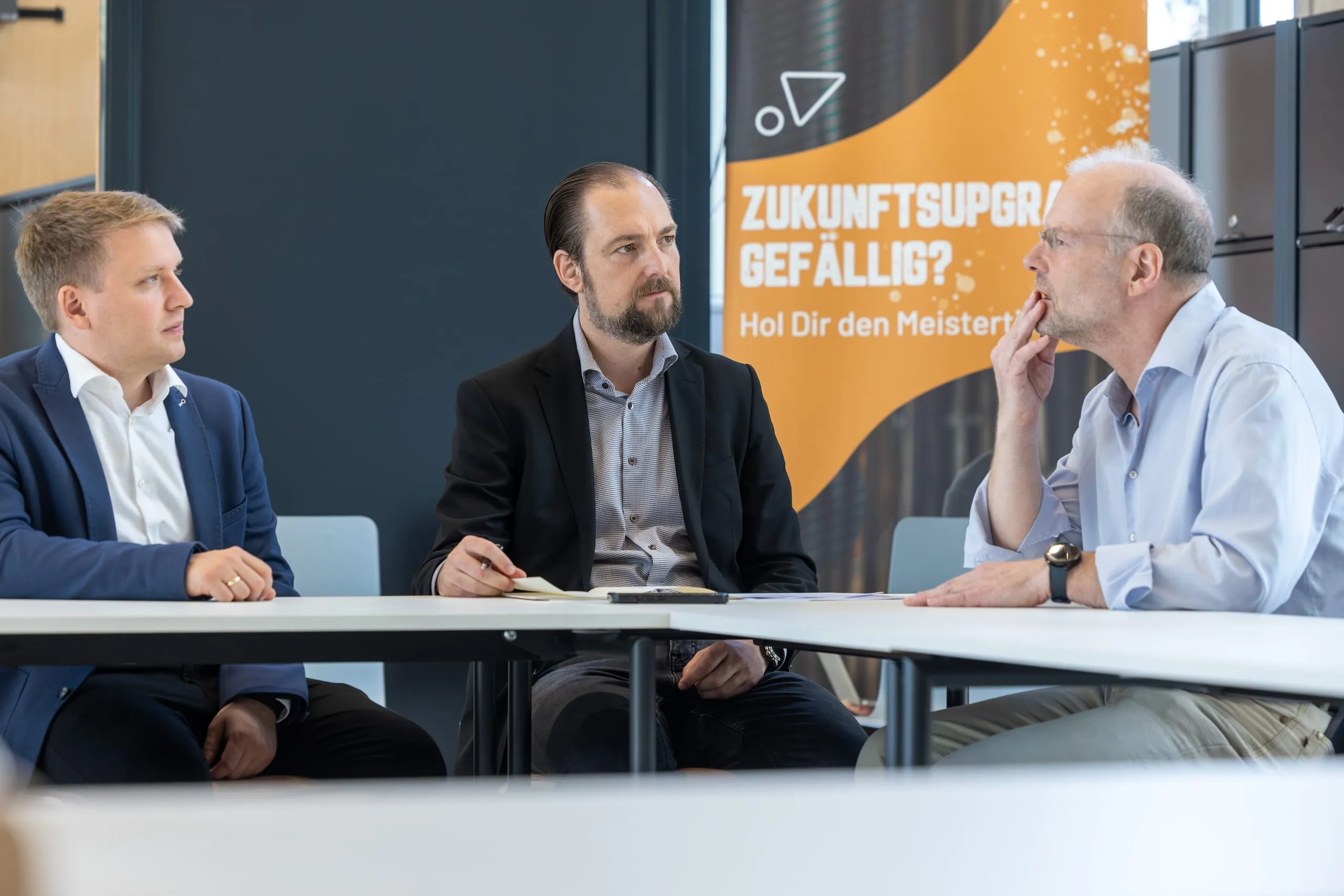 Im Gespräch: Harry Fast (links) und Michael Diwo (rechts) im Interview mit Patrick Neumann, Chefredakteur von handwerk magazin und Jurymitglied.