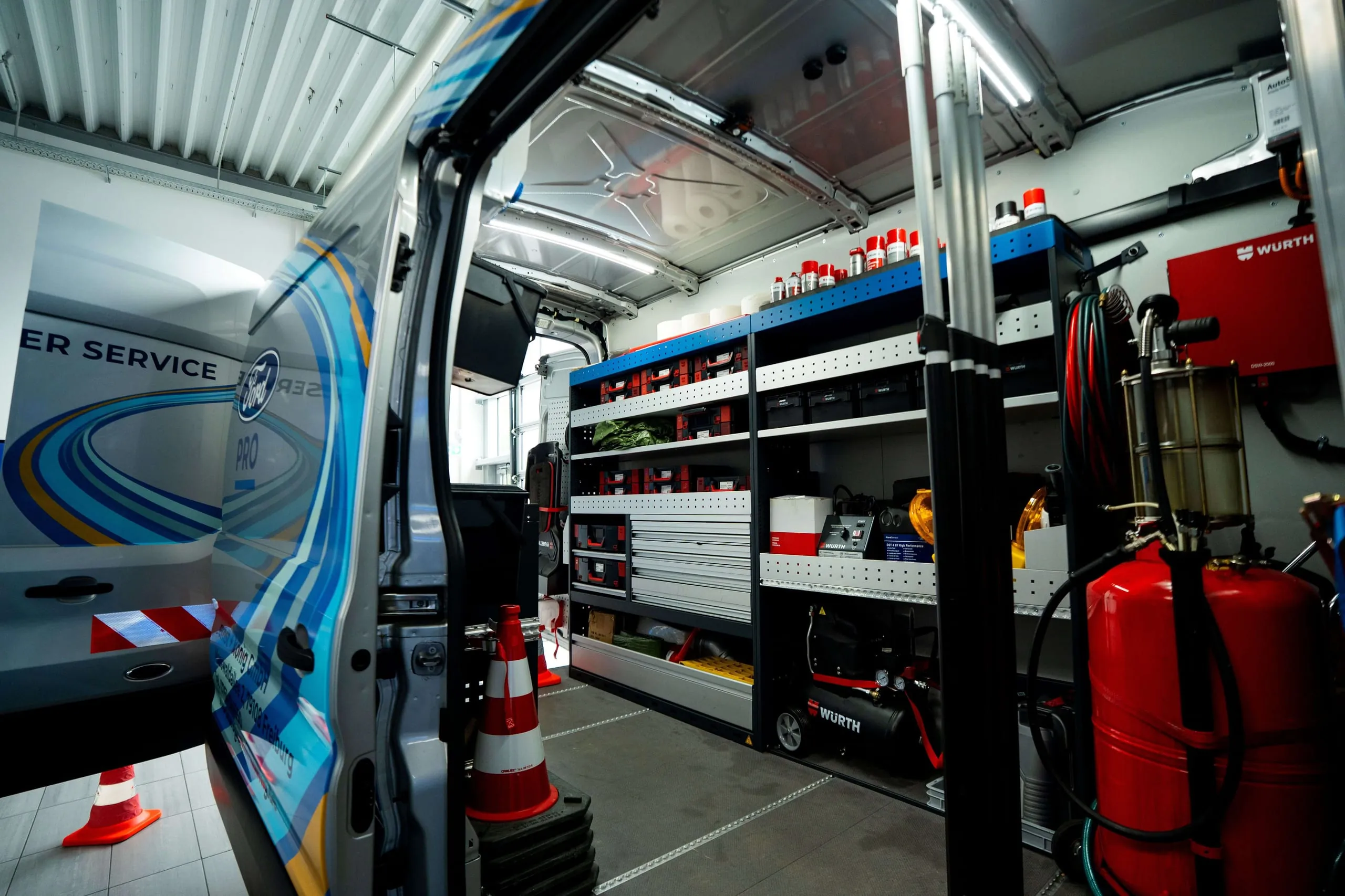 Umfassend ausgestattet: Transporter des Ford Mobil Service.