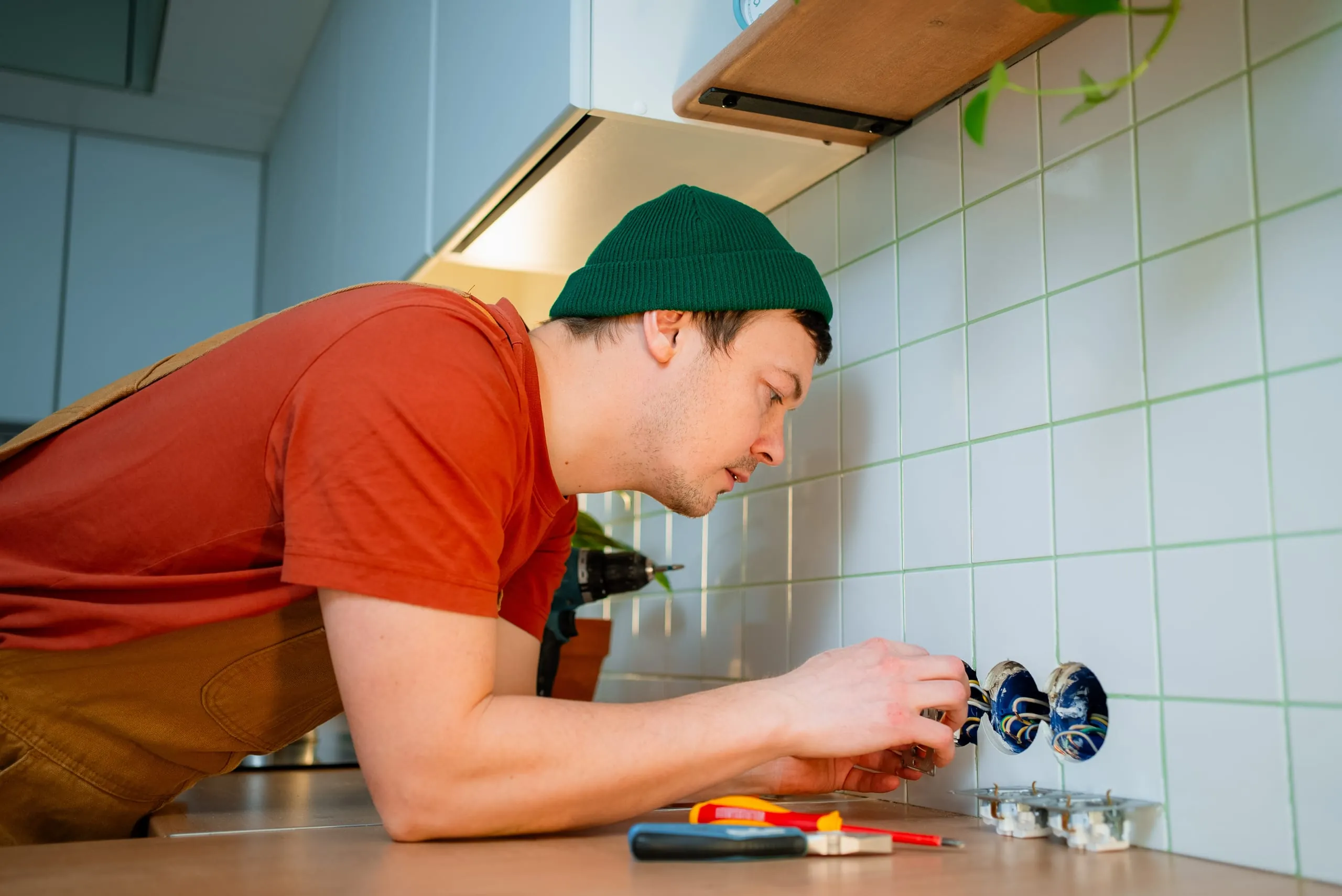 Die Rechnung des Elektrikers erkennt das Finanzamt bei Privatkunden an. Geht es um größere Renovierungsarbeiten am Haus, gibt es den Steuerbonus nur, wenn Kunden dafür nicht schon öffentliche Fördermaßnahmen in Anspruch nehmen.
