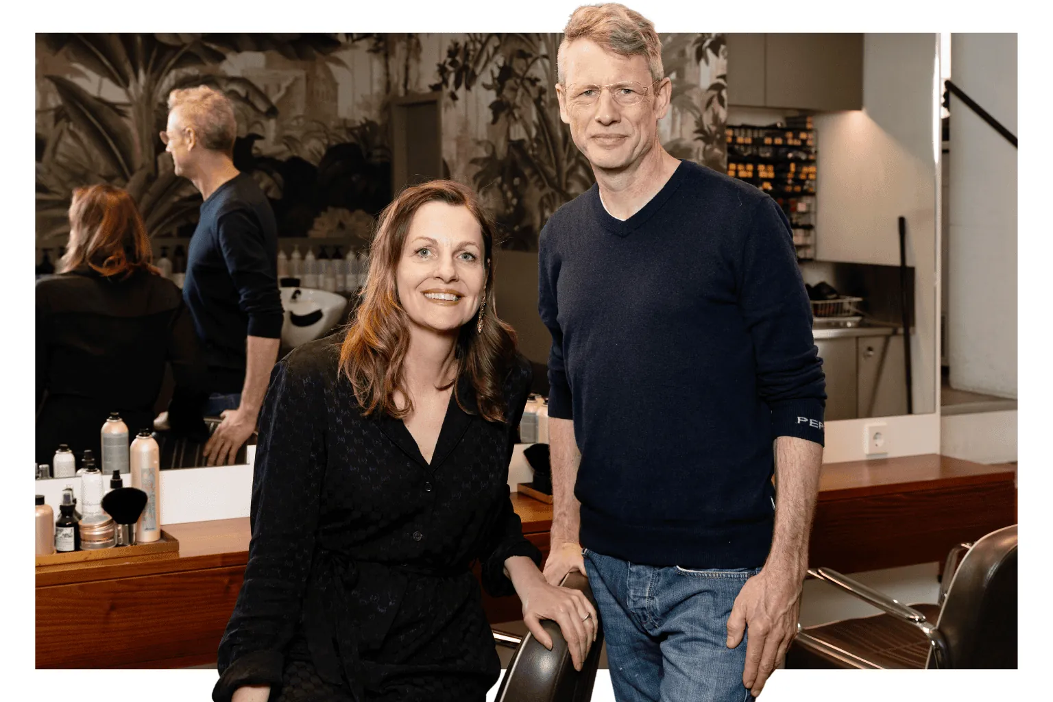Manuela Fagner, Friseurmeisterin und Inhaberin des Friseursalons Schnittraum in München, mit ihrem Stuhlmieter, Friseurmeister Mathias Grossmann.