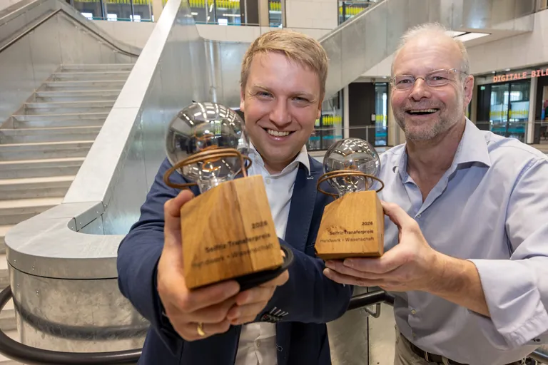 Michael Diwo (re.), Steinmetz- und Bildhauermeister aus Paderborn und sein Wissenschaftspartner Harry Fast vom Fraunhofer IOSB-INA freuen sich im „InnovationSPIN“ über die Seifriz-Auszeichnung für ihr KI-gestütztes Prüfverfahren für Steinmetze.