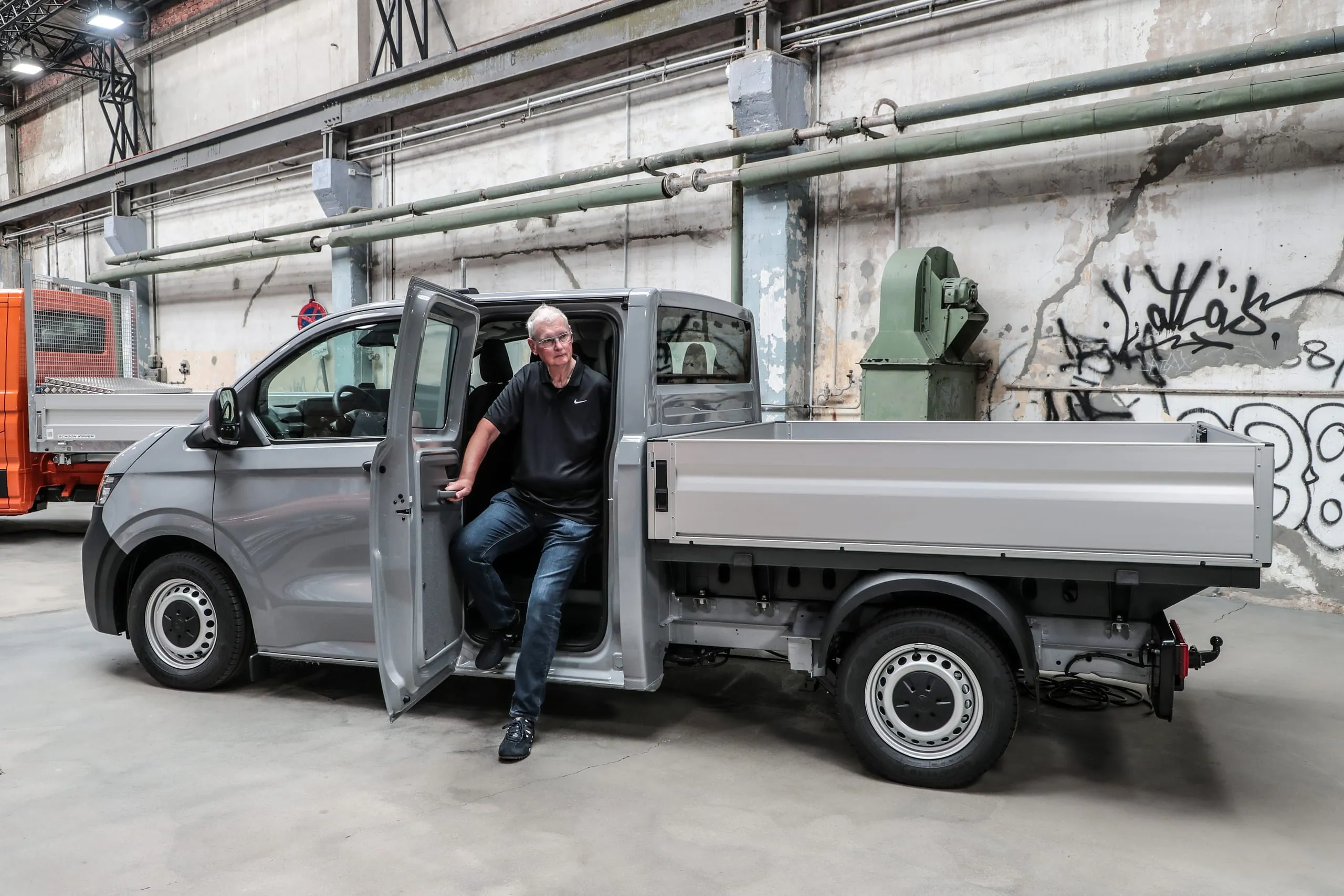 Doppelt gemoppelt: Der Transporter mit Doppelkabine wird jetzt ausgeliefert.