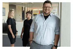 Stefan Hofmarksrichter, Ausbildungsleiter der ITES GmbH in Geiersthal, mit Azubi Johannes Treml in der betriebseigenen Talentwerkstatt: Hier üben neue Azubis zwei bis drei Wochen lang grundlegende Handgriffe, bevor sie zum ersten Mal auf die Baustelle kommen. Das ist eine Maßnahme, um einen Ausbildungsabbruch zu vermeiden.