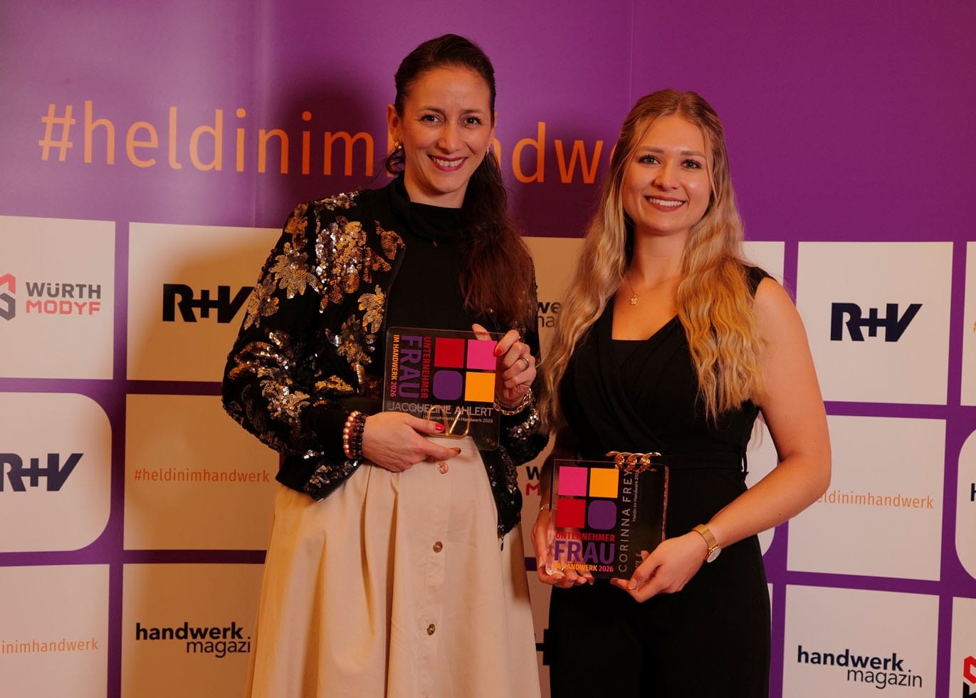 Strahlende Siegerinnen: Fleischermeisterin Jacqueline Ahlert (li., „Unternehmerin im Handwerk 2026“) und die angehende Rollladen- und Sonnenschutzmechatronikermeisterin Corinna Frey („Heldin im Handwerk 2026“).