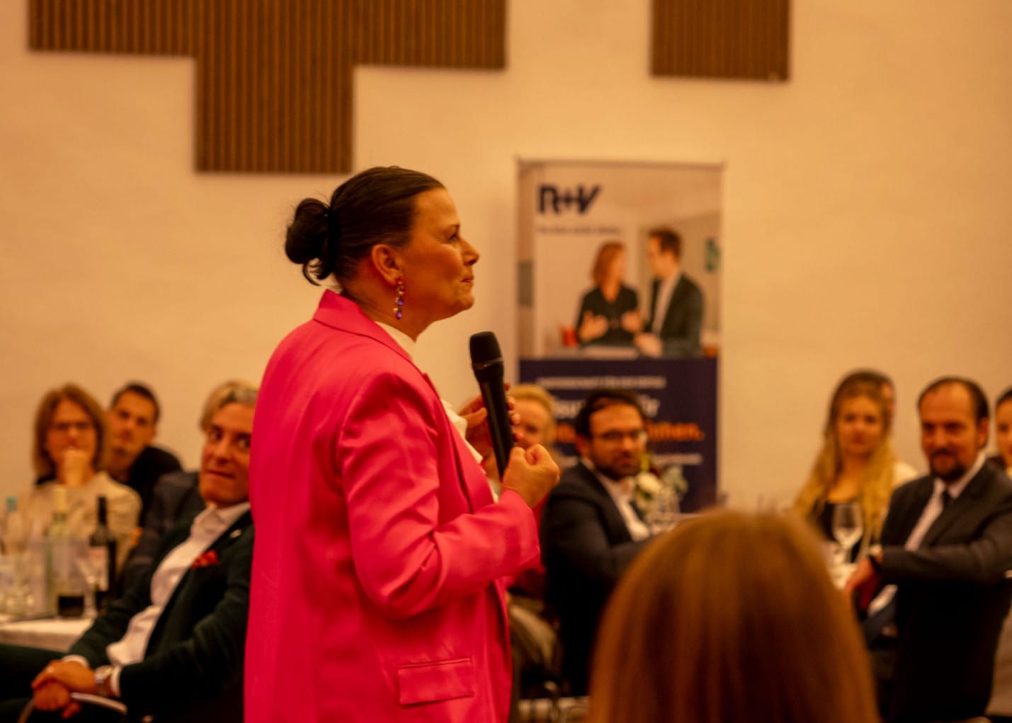 Motivierende Keynote kurz vor Beginn der Preisverleihung: Gitta Connemann (CDU), Parlamentarische Staatssekretärin im Bundesministerium für Digitales und Staatsmodernisierung sowie Mittelstandsbeauftragte der Bundesregierung, richtete in einem packenden Vortrag leidenschaftliche Worte an die anwesenden Unternehmerinnen.