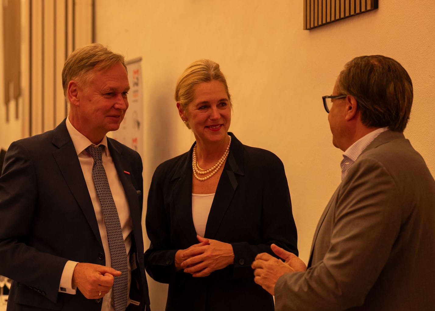 Bedeutender Gast aus der Handwerksorganisation: Unter den Ehrengästen tummelte sich unter anderem auch Stefan Lobenstein (li.), Präsident der Handwerkskammer Erfurt. Hier mit seiner Gattin im Gespräch mit Holzmann-Medien-Verleger Alexander Holzmann.