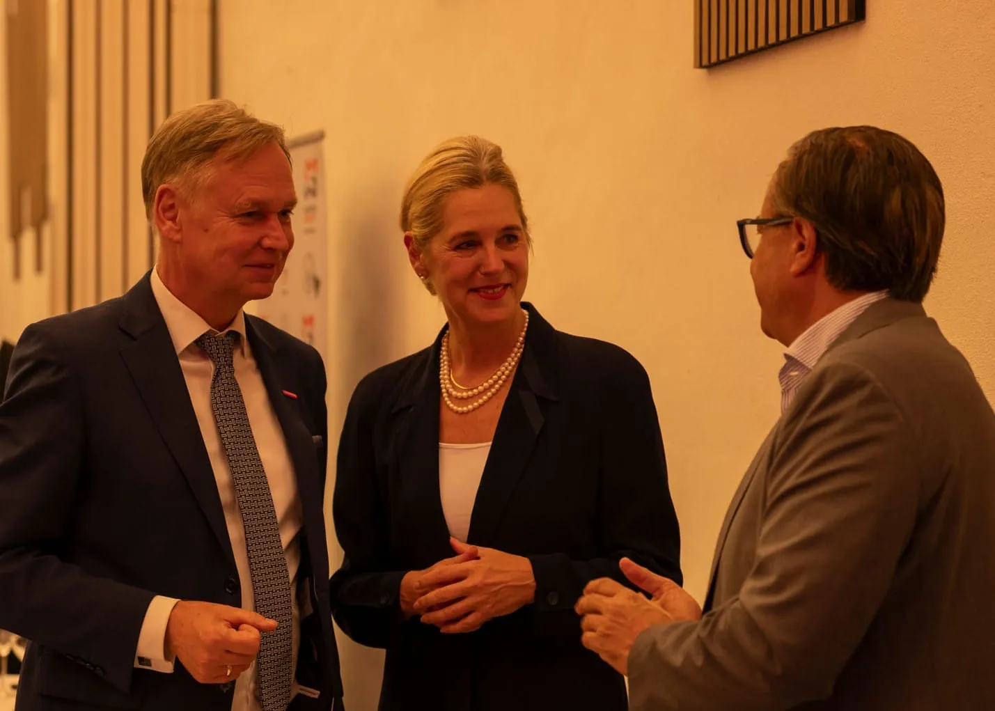 Bedeutender Gast aus der Handwerksorganisation: Unter den Ehrengästen tummelte sich unter anderem auch Stefan Lobenstein (li.), Präsident der Handwerkskammer Erfurt. Hier mit seiner Gattin im Gespräch mit Holzmann-Medien-Verleger Alexander Holzmann.