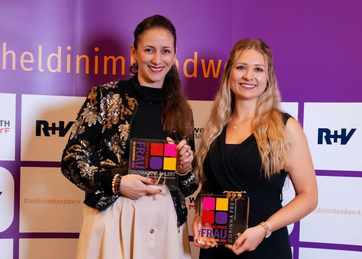 Strahlende Siegerinnen: Fleischermeisterin Jacqueline Ahlert (li., „Unternehmerin im Handwerk 2026“) und die angehende Rollladen- und Sonnenschutzmechatronikermeisterin Corinna Frey („Heldin im Handwerk 2026“).