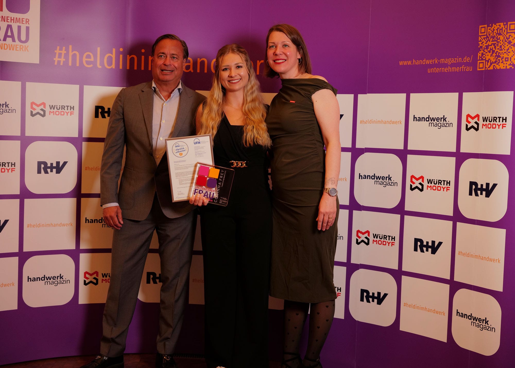 Zweites Siegerfoto mit Laudatoren: Holzmann-Medien-Verleger Alexander Holzmann und die UFH-Bundesvorsitzende Katja Lilu Melder (re.) freuen sich mit Corinna Frey.