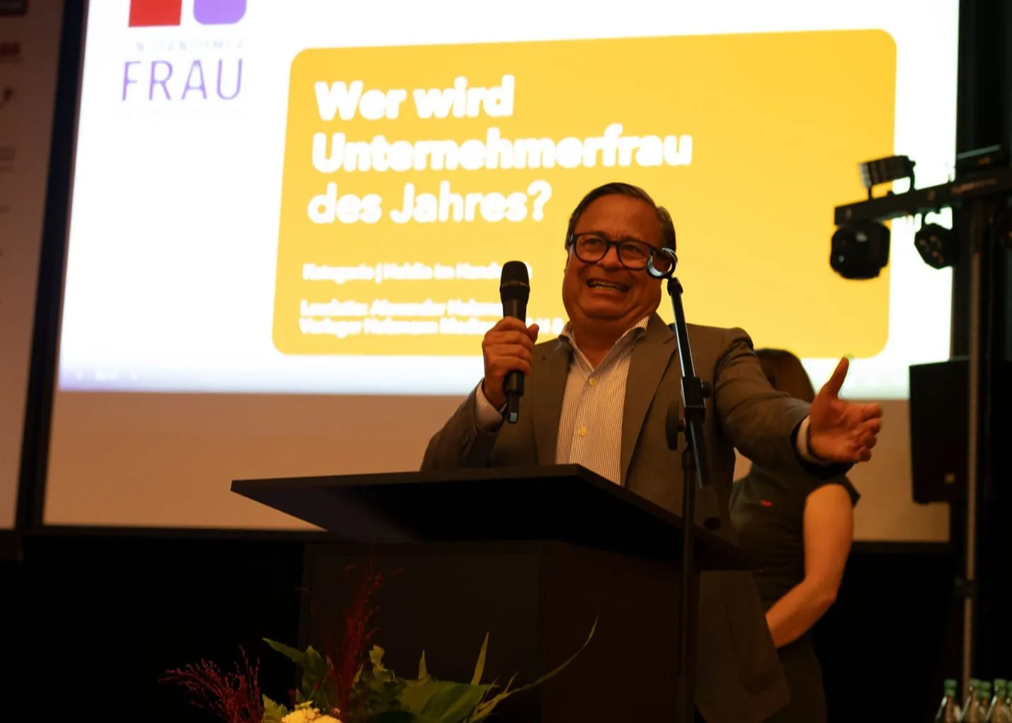 Humorvolle Laudatio: Verleger Alexander Holzmann sorgte bei seiner Laudatio mit einem Rückblick auf das Jahr 1976 (Gründungsjahr des UFH-Bundesverbands) für lachende Gesichter.