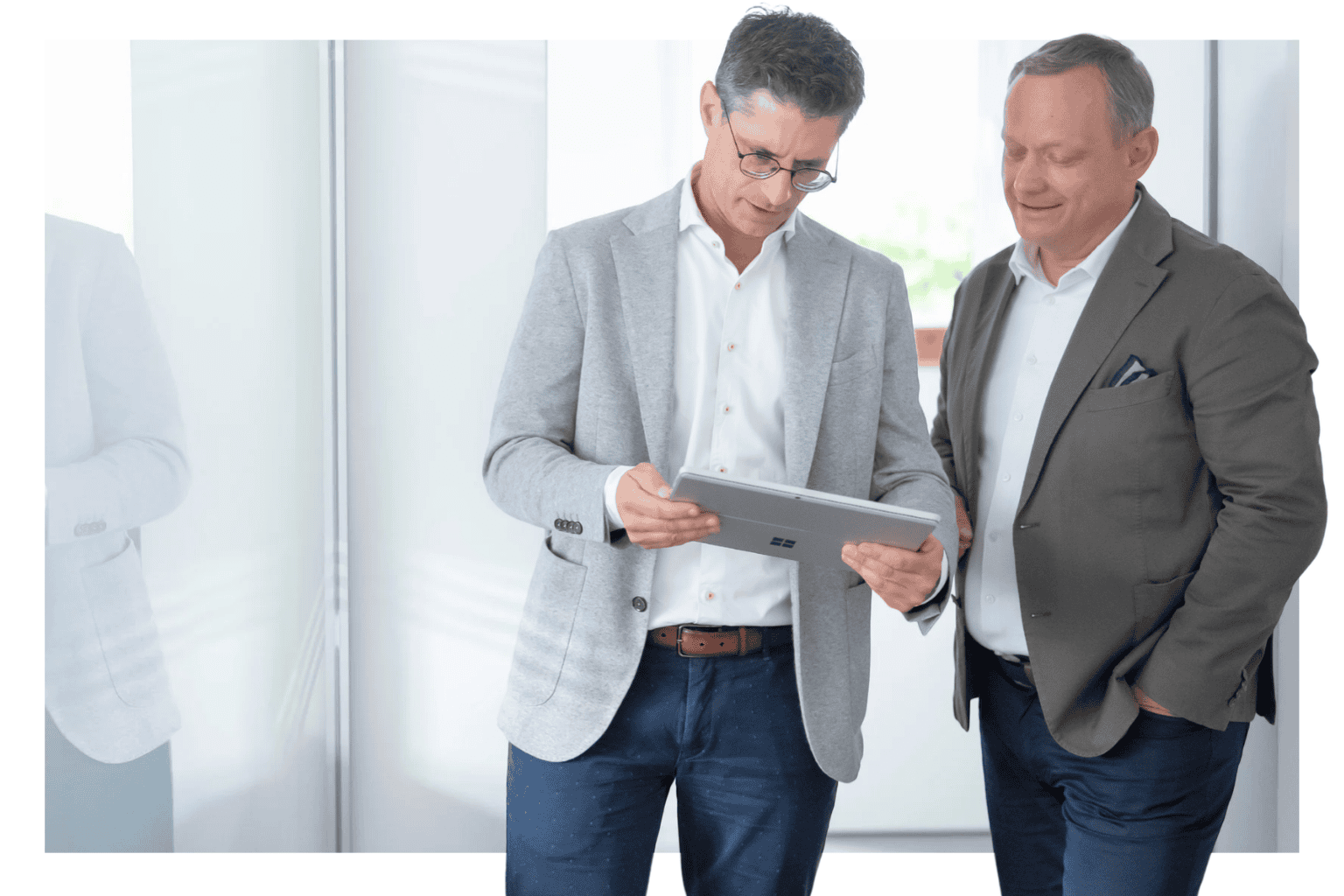 Christoph Werner und Jörg Wrba (li.), vom Bauunternehmen Damian Werner aus Würzburg und Kalbach, testen Bausoftware mit KI, um Leistungsverzeichnisse zu erstellen und Angebote zu kalkulieren.